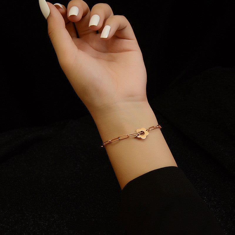 Pulsera versátil de acero de titanio chapado en oro de 18 quilates E124
