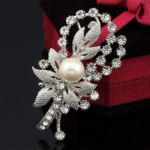 Broche de Perlas y Diamantes de Imitación con Lazo de Flores