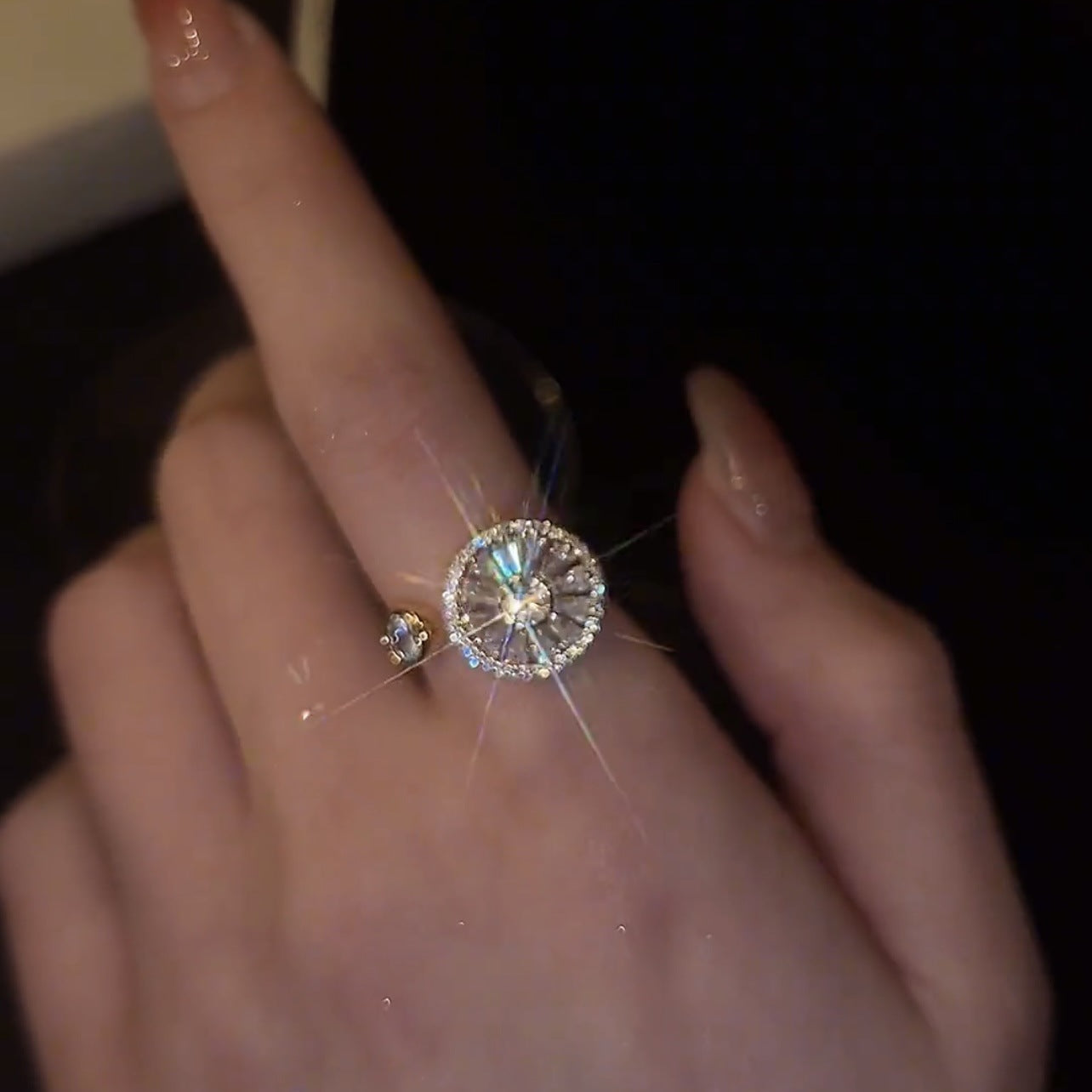 Anillo femenino exquisito de lujo ligero