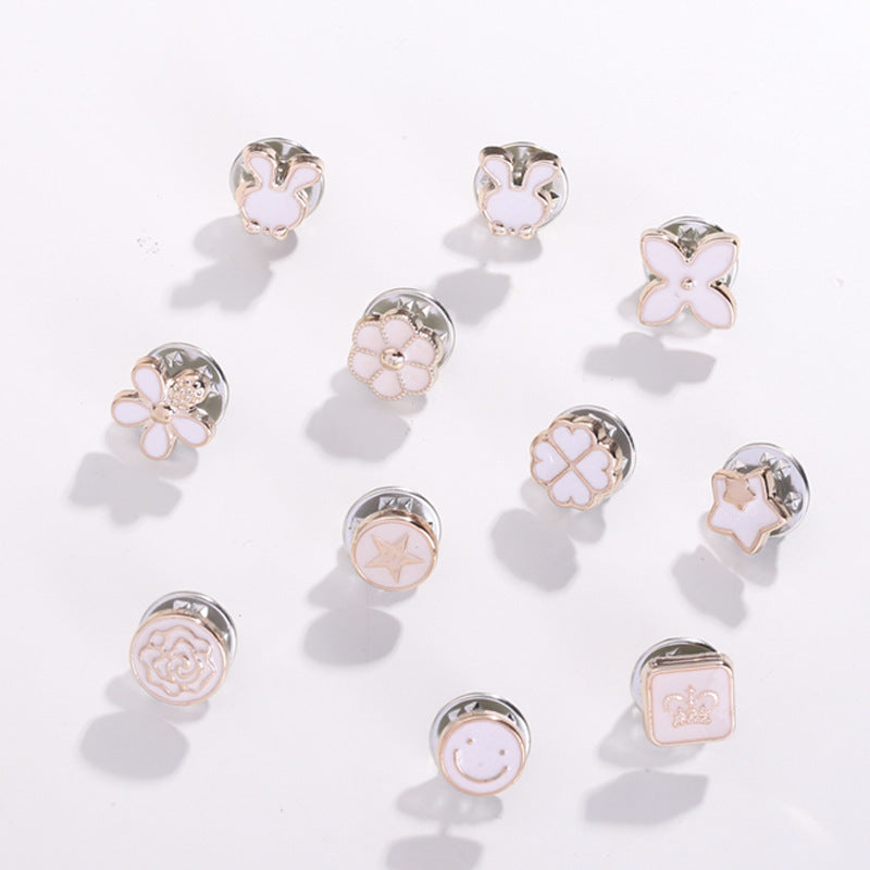Nuevo estilo clásico trébol de cuatro hojas hebilla anti-exposición no deseada broche de aceite de dibujos animados blanco accesorios de botón gemelos