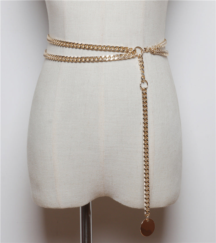 Vestidos de mujer decorados con cinturones finos y cadenas