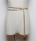 Vestidos de mujer decorados con cinturones finos y cadenas