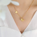 Juego de collar, pendientes y anillo de acero de titanio con textura esmerilada y bonita mariposa