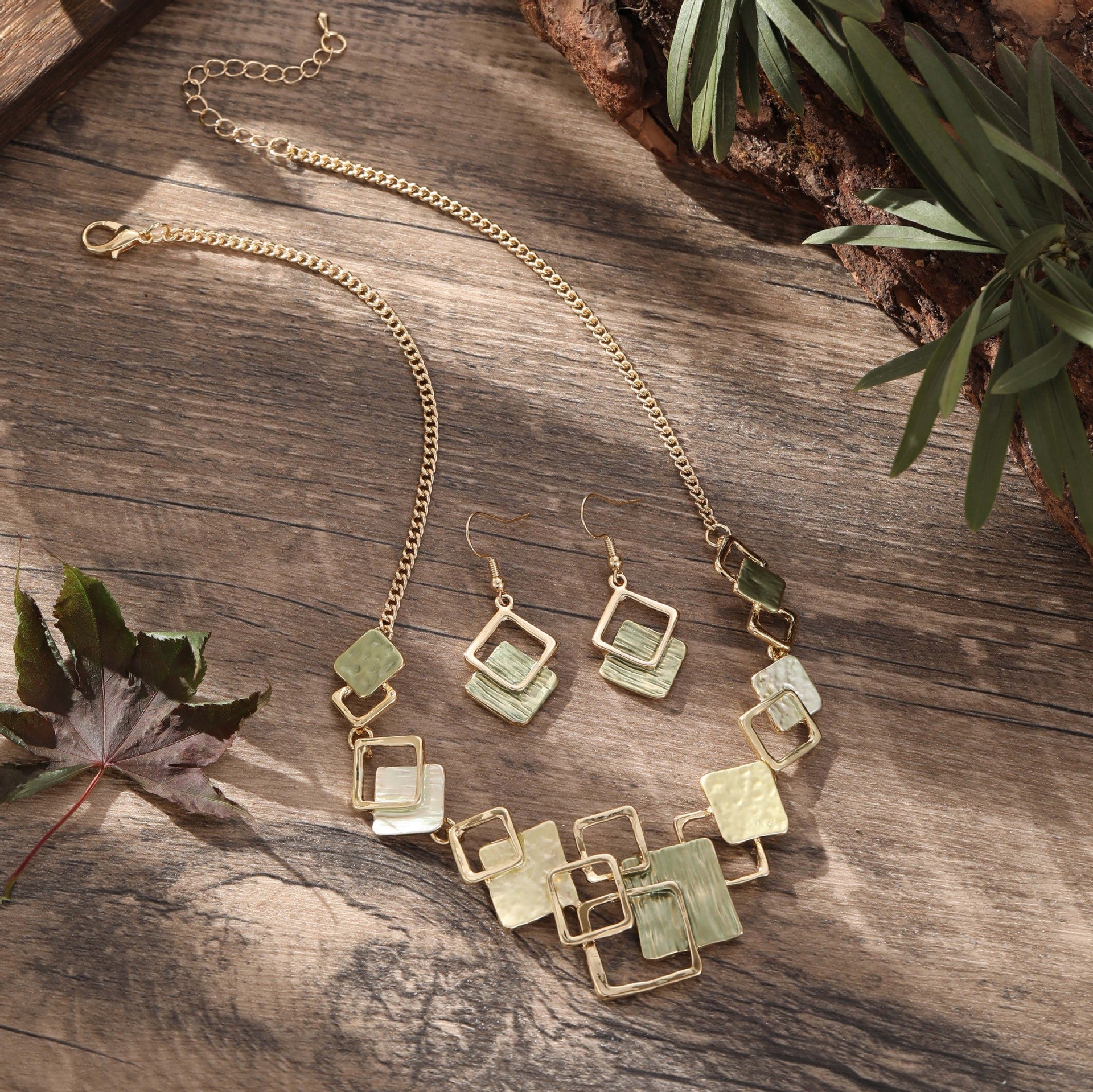 Conjunto de pendientes, pulsera y collar de cuadrados geométricos en pintura al óleo de color