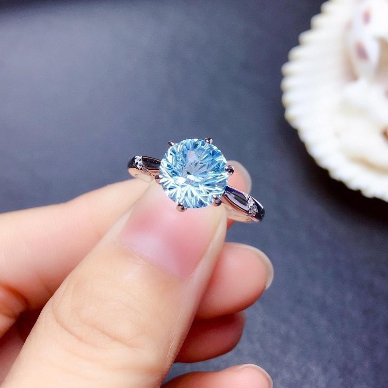 Anillo de topacio azul cielo con talla fuegos artificiales naturales