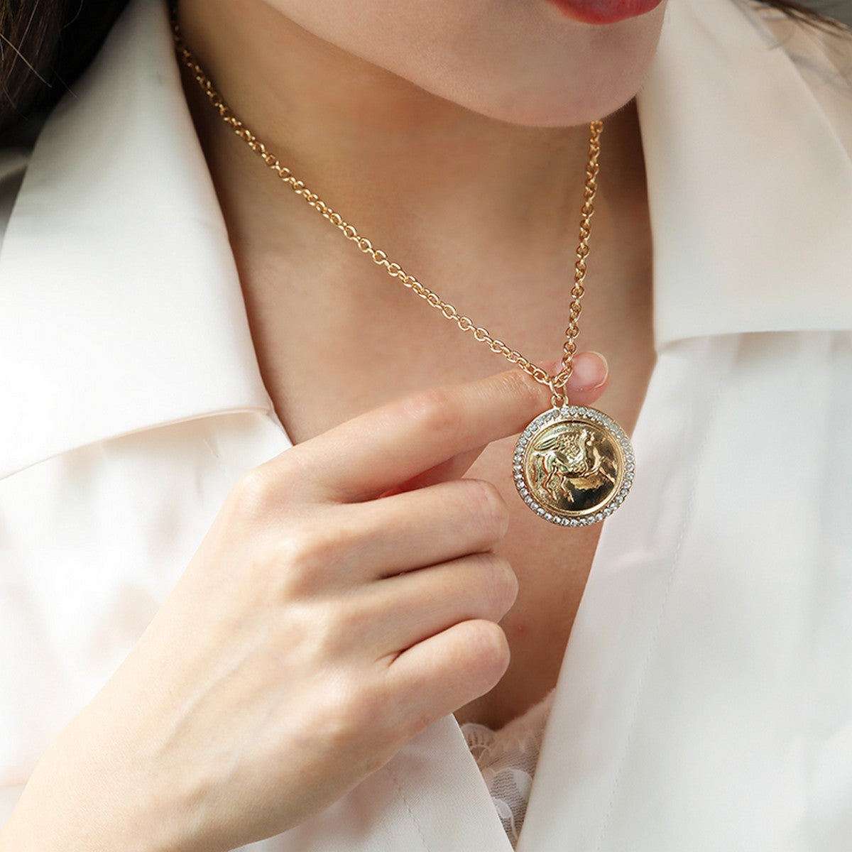 Juego de collar y pendientes con relieve de figura de Pegaso en moneda antigua