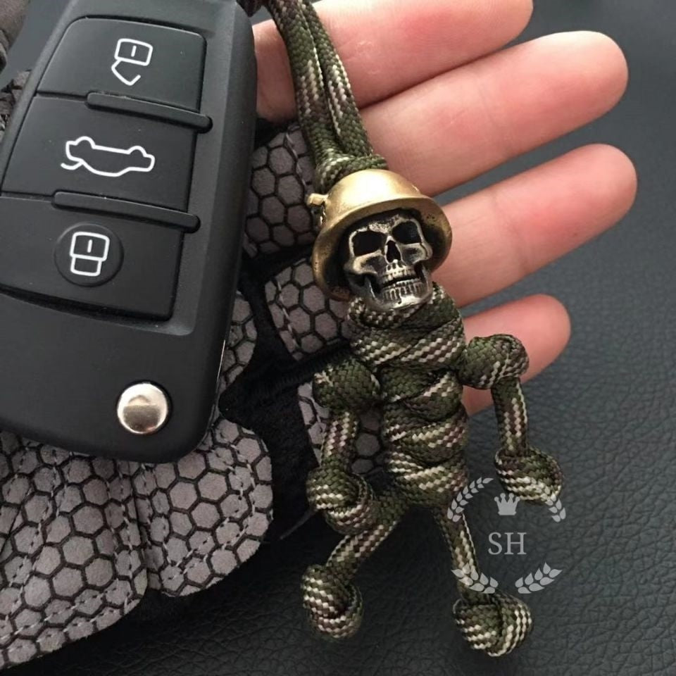 Colgante de coche con calavera, cuchillo antiguo y llavero
