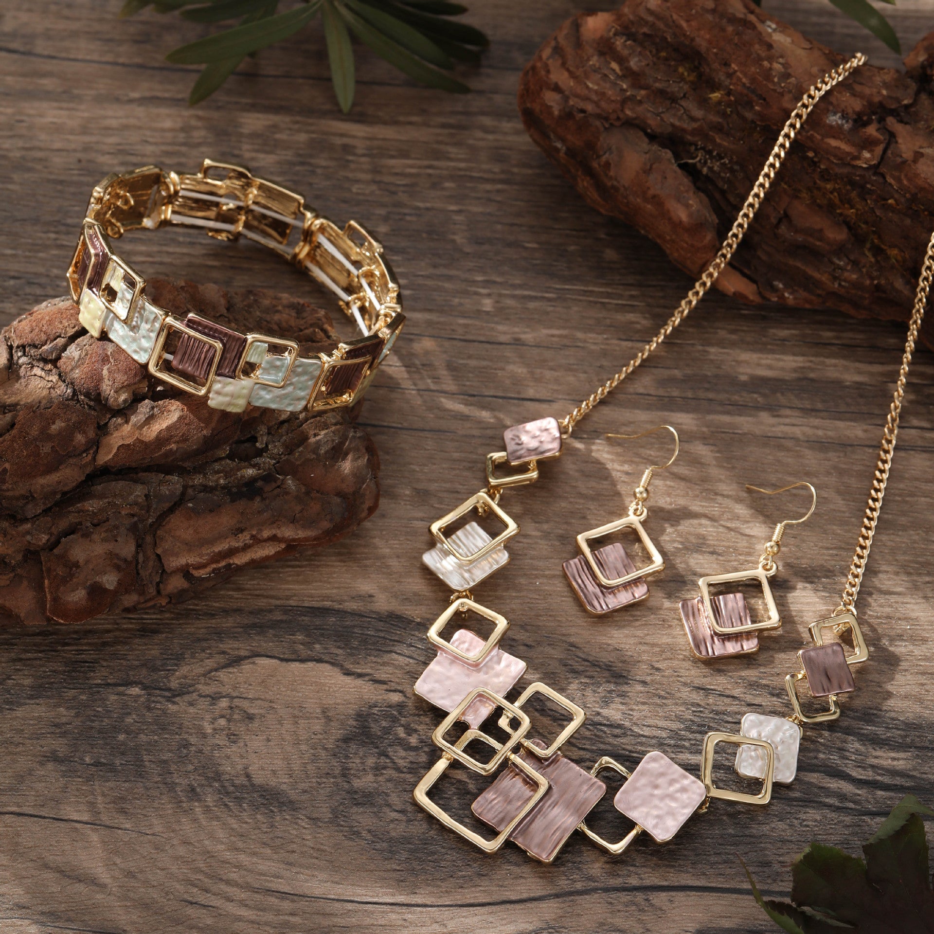 Conjunto de pendientes, pulsera y collar de cuadrados geométricos en pintura al óleo de color