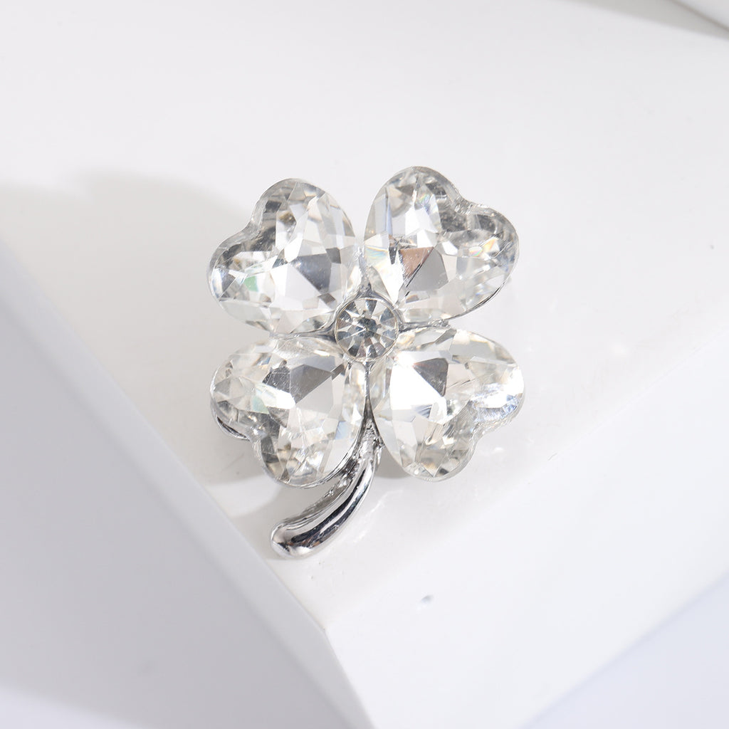 Broche de trébol de cuatro hojas con diamantes de imitación en forma de corazón, sencillo y compacto, a la moda