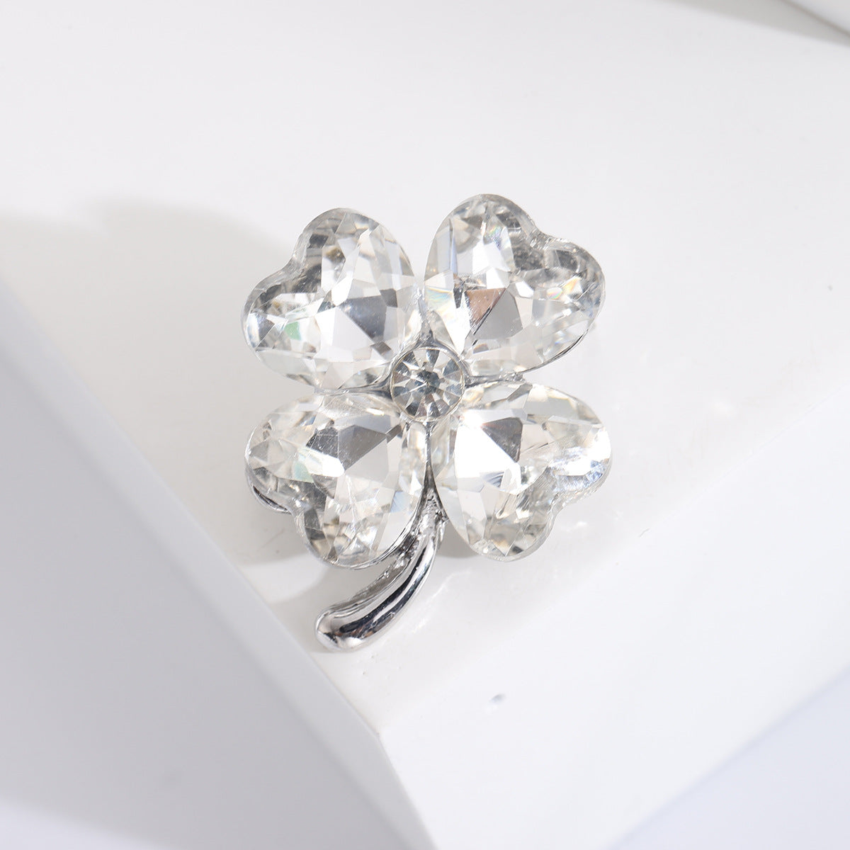 Broche de trébol de cuatro hojas con diamantes de imitación en forma de corazón, sencillo y compacto, a la moda