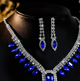 Traje de gala elegante con collar
