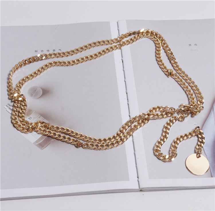 Vestidos de mujer decorados con cinturones finos y cadenas