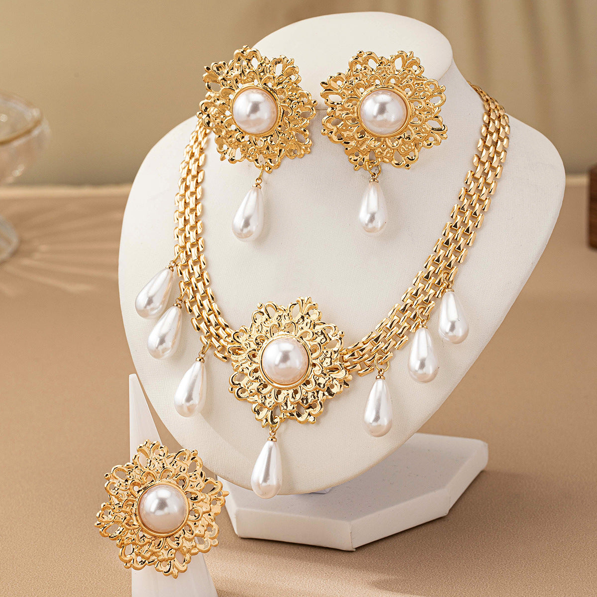 Französische Retro Aushöhlen Blume Perle Quaste Halskette Ohrstecker Ring