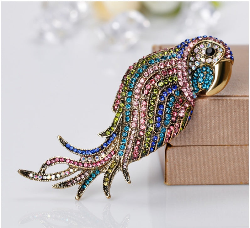 Broche de loro con diamantes de colores y personalidad a la moda