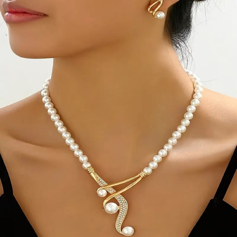 Un collar de perlas artificiales redondas y un par de pendientes geométricos de perlas artificiales redondas son modernos, elegantes y nobles, regalos perfectos para amantes y amigos.
