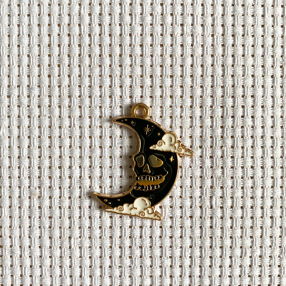 Halskette mit Anhänger im Gothic-Stil mit schwarzer Krähe