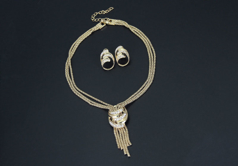 Modeschmuck-Set aus Halskette, Armband, Ohrringen und Ring