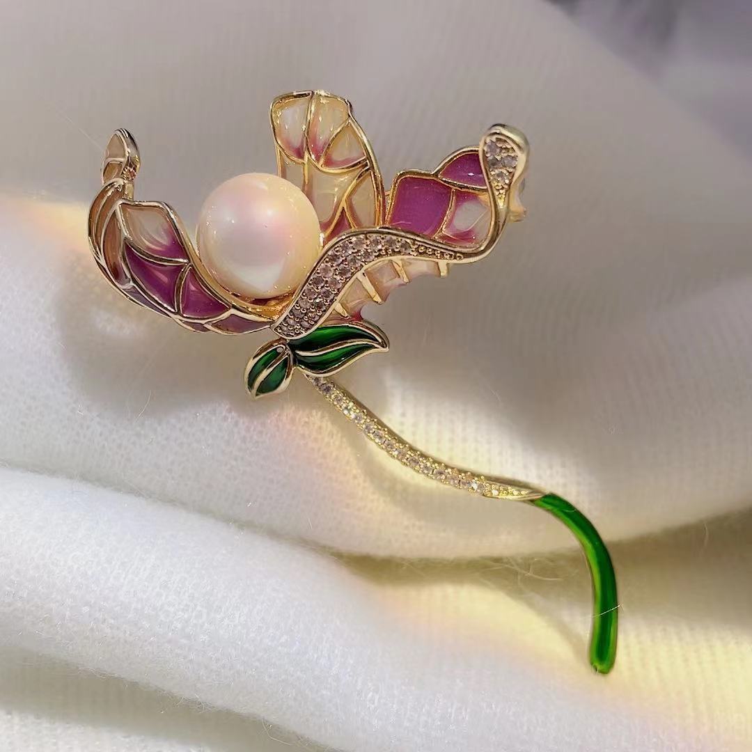 Broche de Esmalte Loto Perla Clásico