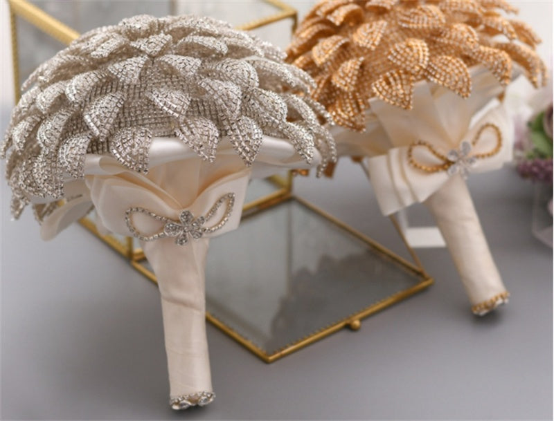 Ramo de novia hecho a mano con diamantes de imitación dorados en forma de flor para llevar en la mano