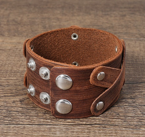 Einfaches Retro- und altes, mehrschichtiges Lederarmband