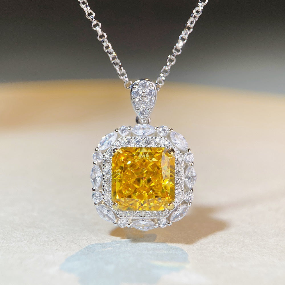 2023 Nuevo collar de plata de ley S925 con colgante de diamante de alto carbono talla radiante, cadena para clavícula, juego pesado, diamantes amarillos