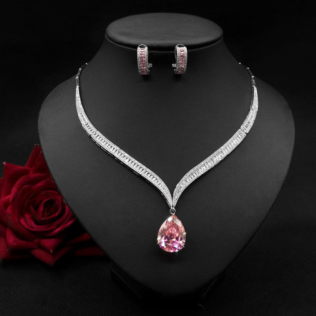 Halskette mit Wassertropfen-Zirkon und Ohrring-Set