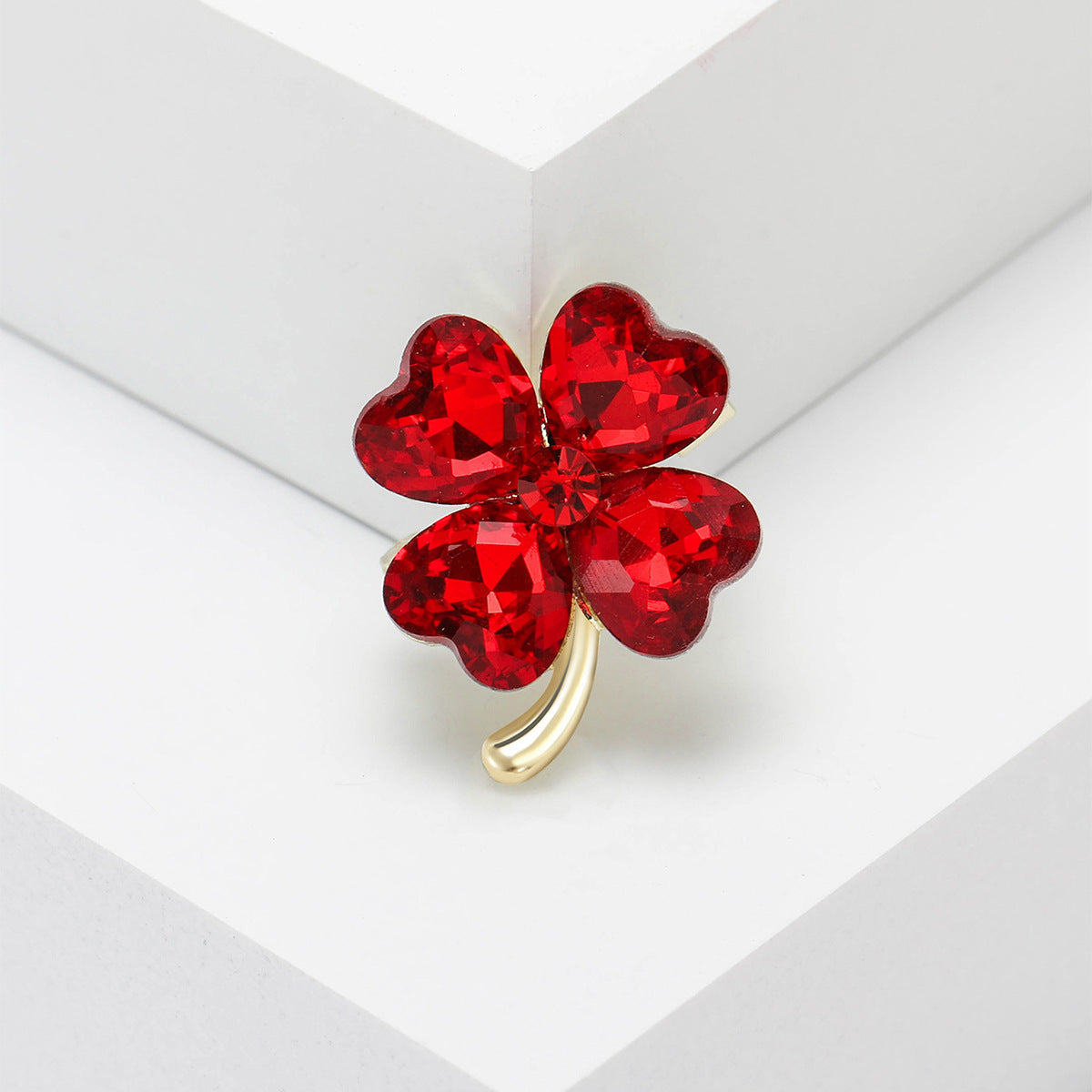 Broche de trébol de cuatro hojas con diamantes de imitación en forma de corazón, sencillo y compacto, a la moda