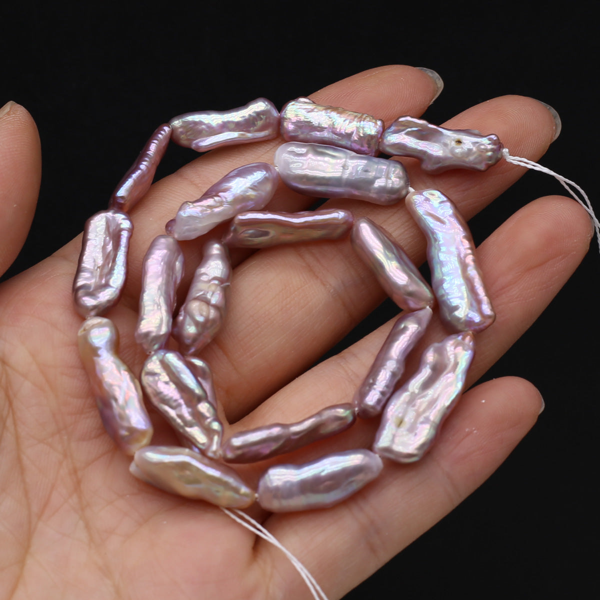 Cuentas de perlas moradas de agua brillante