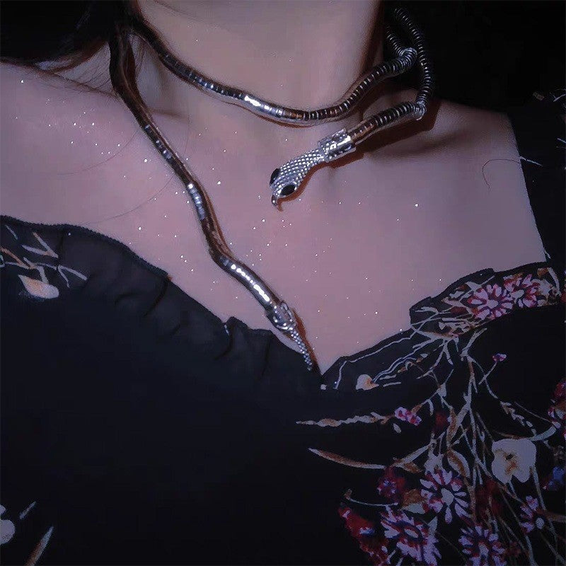 Cadena de hueso de serpiente, modelos para hombre y mujer, apertura oscura, Europa y Estados Unidos, estilo frío, forma aleatoria, collar con diseño de serpiente sinuosa.