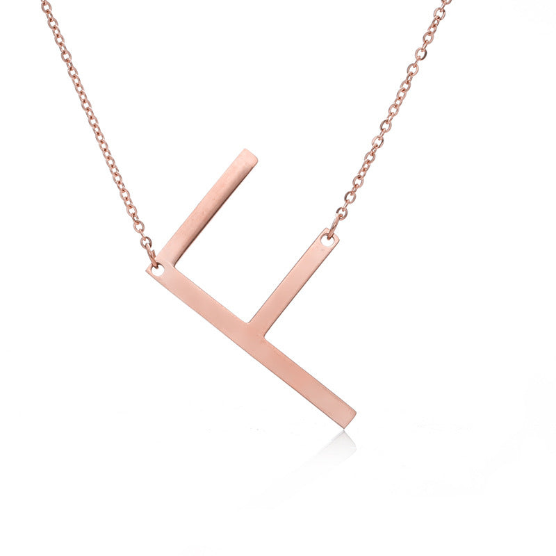 Fabuloso collar con colgante de letra inicial de acero inoxidable chapado en oro rosa