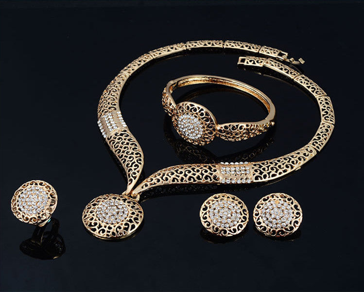 Juego de cuatro piezas de joyería: collar, pendientes, anillo