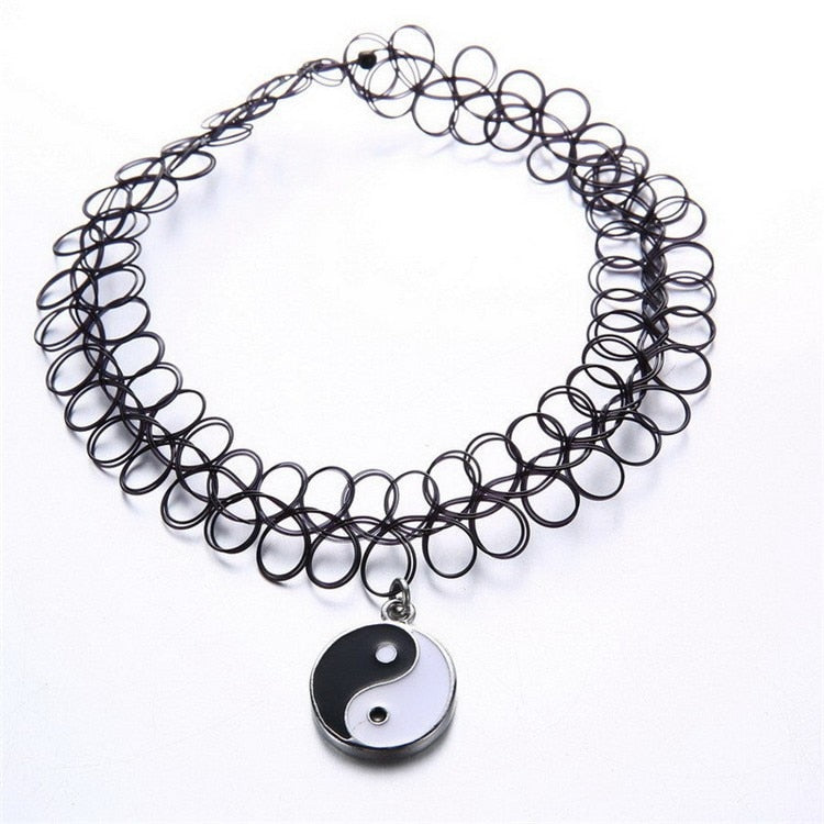 Schwarze Plastik-Halskette für Damen, elastische Tattoo-Halsketten, Gothic Punk Yin Yang Anhänger, 90er-Jahre-Choker