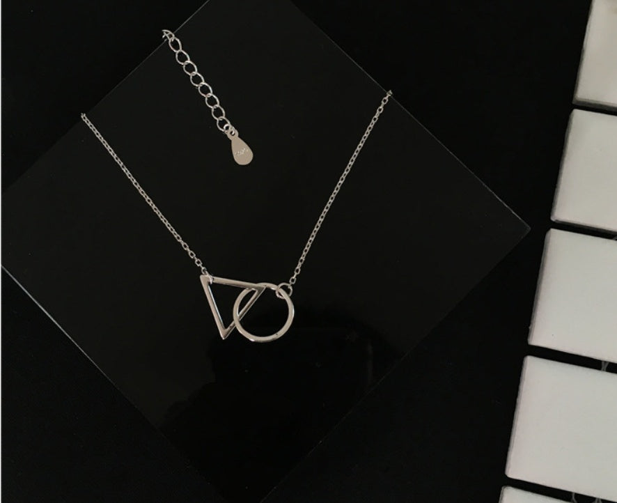 Einfache Halskette mit geometrischem Anhänger aus 925er Sterlingsilber