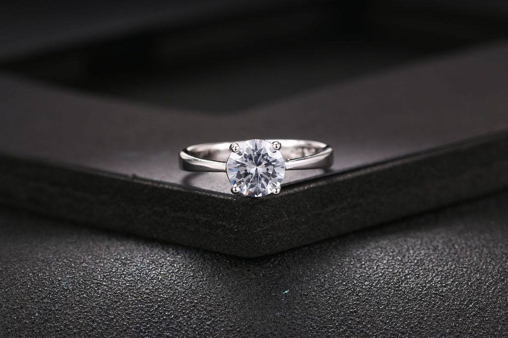 Anillo de oro rosado y circonita