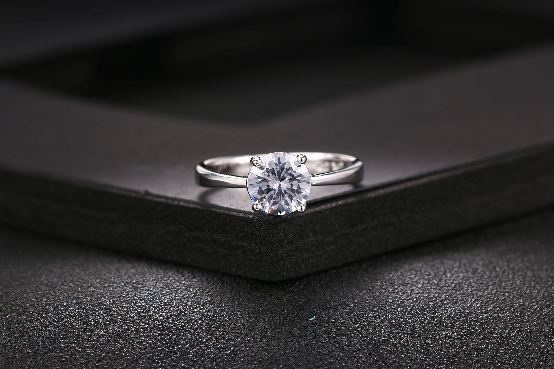 Anillo de oro rosado y circonita