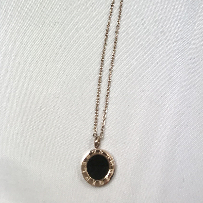Colgante de concha negra con patrón romano