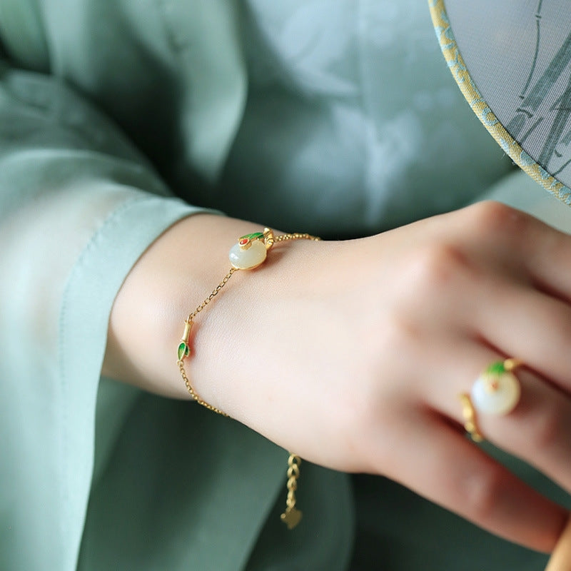 Pulsera de lujo ligero de estilo retro de hadas, de jade hetian con incrustaciones de oro antiguo y hebilla de la paz esmaltada.