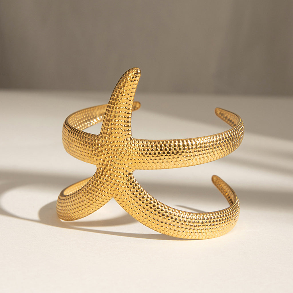 Pulsera abierta de estrella de mar martillada de acero inoxidable