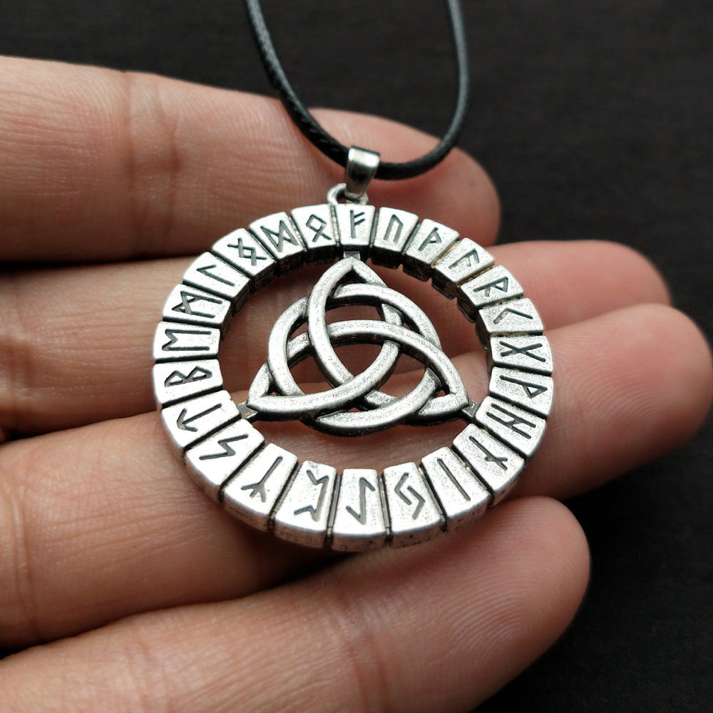 Nordische Halskette mit mythischen Runen-Amulett