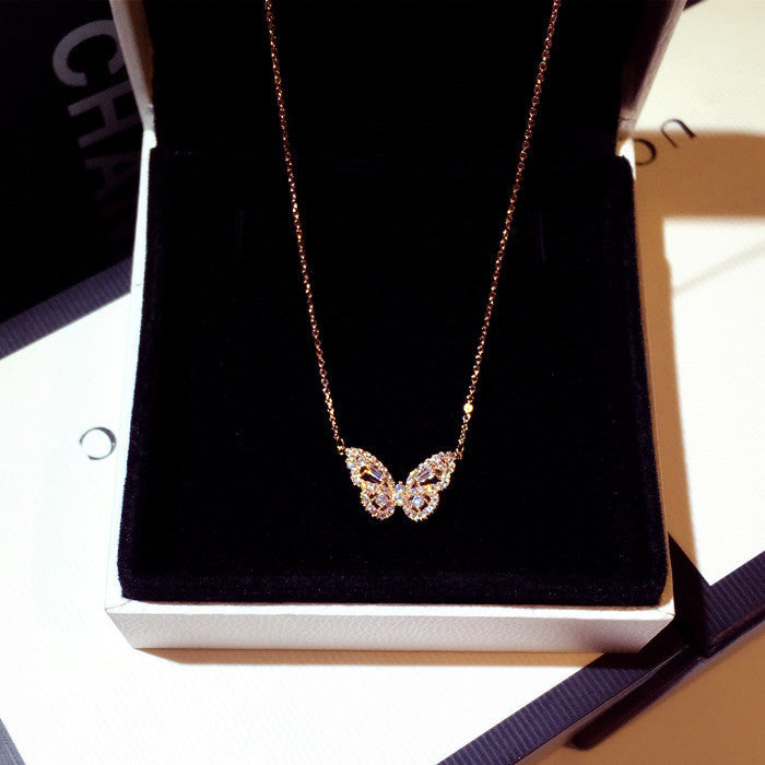 Collar con colgante de mariposa