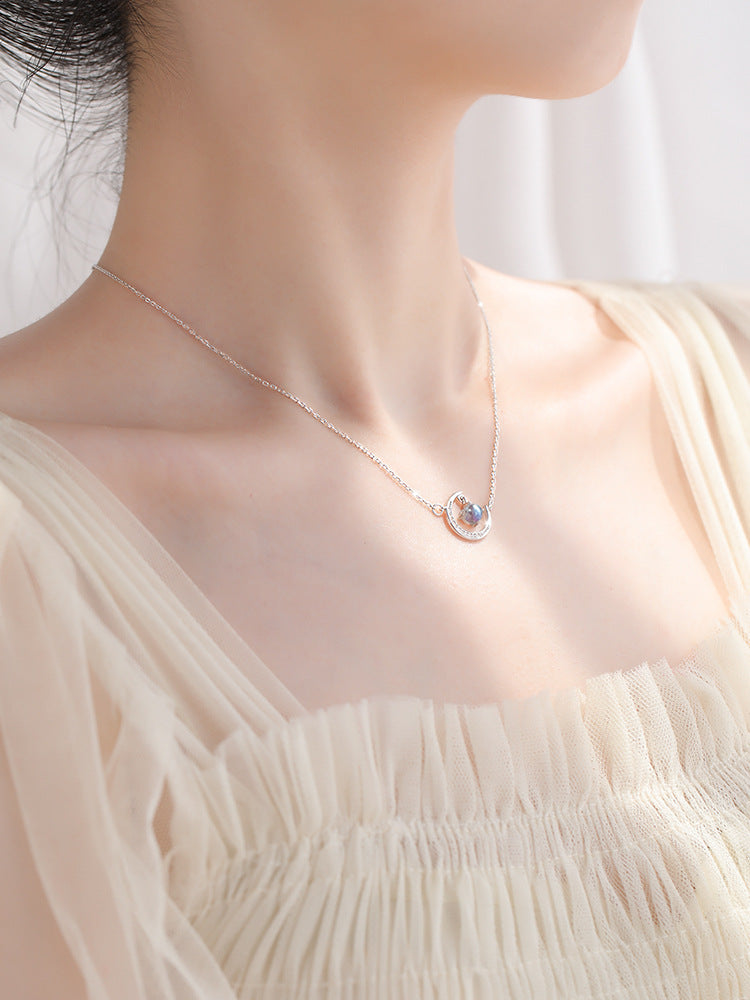 Collar con piedra lunar en forma de luna