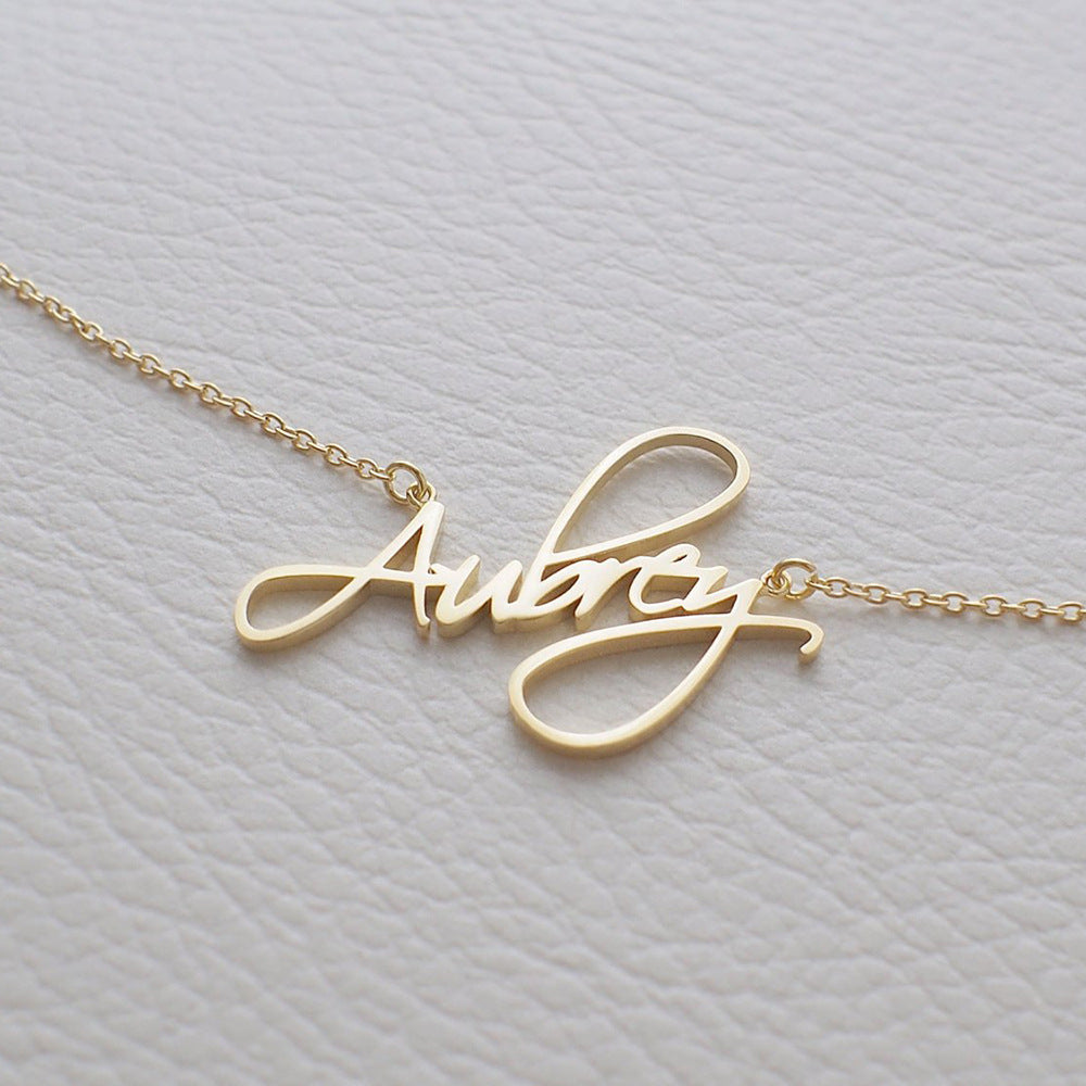 Personalisierte Namenskette aus Gold-Kupferlegierung mit Buchstabenanhänger
