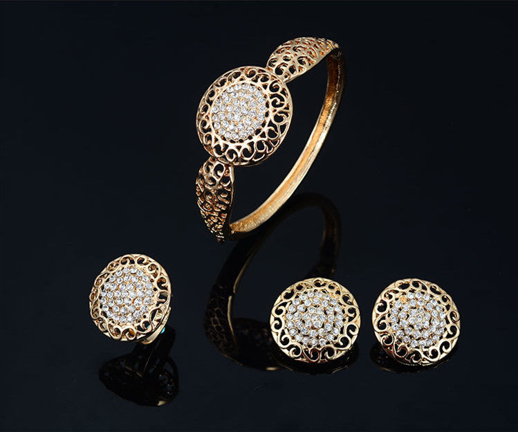 Juego de cuatro piezas de joyería: collar, pendientes, anillo