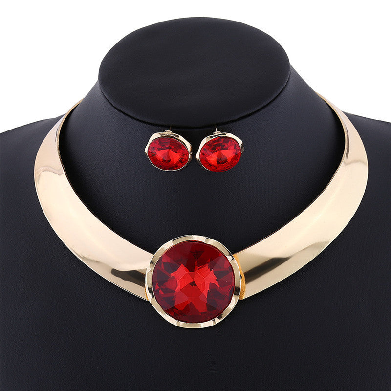 Schmuckset aus Halskette und Ohrringen
