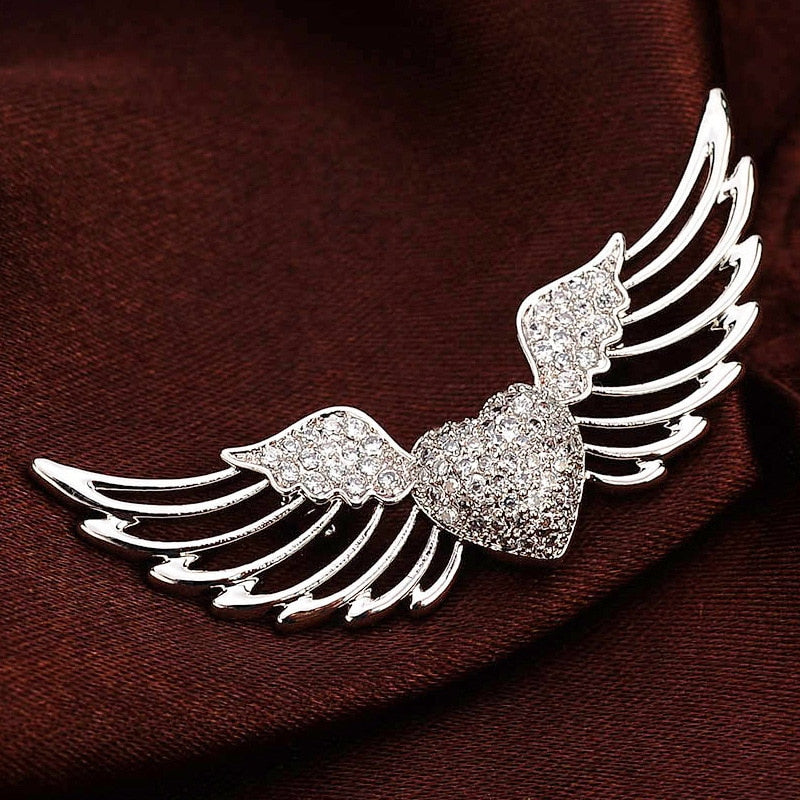Broche de cuello con alas de ángel con incrustaciones de circonitas