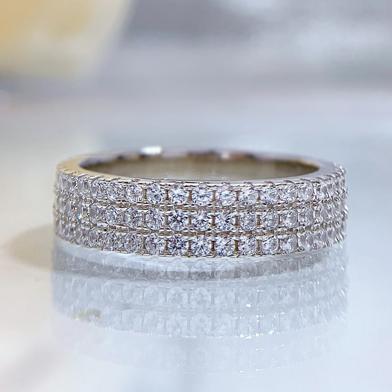 Einfacher Fingerring mit drei Reihen Strasssteinen für Damen