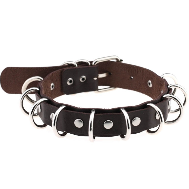 Collar doble de cuero estilo punk exagerado con múltiples aros metálicos