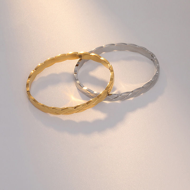 Pulsera francesa de oro y plata con diseño de diamantes calados