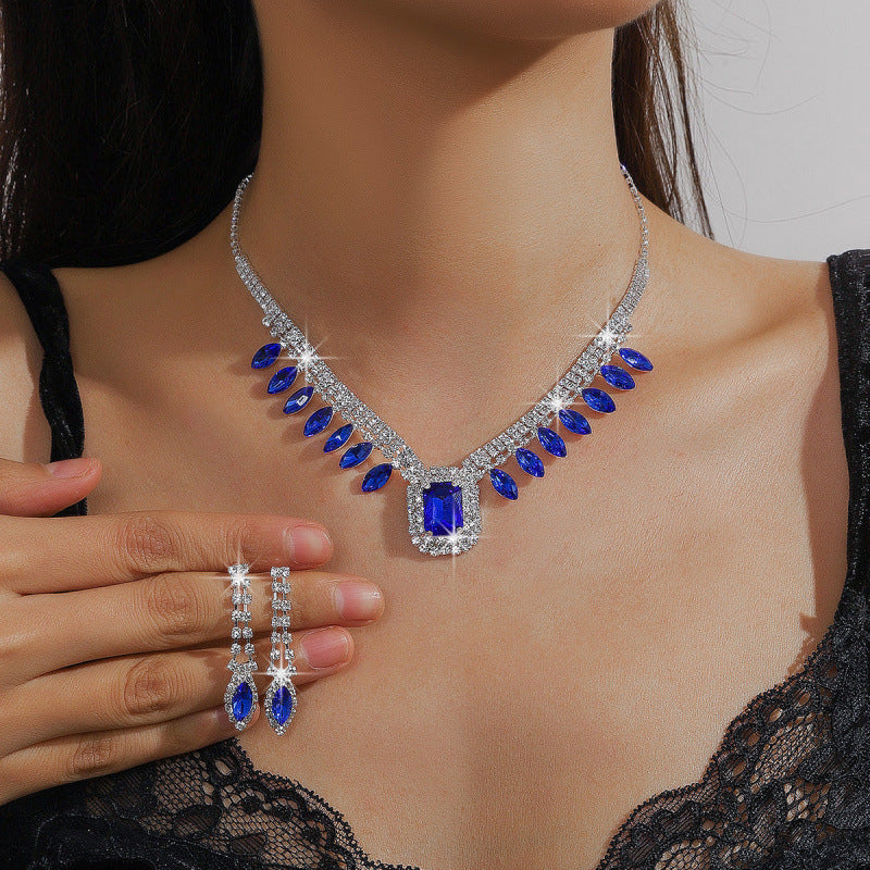 Traje de gala elegante con collar