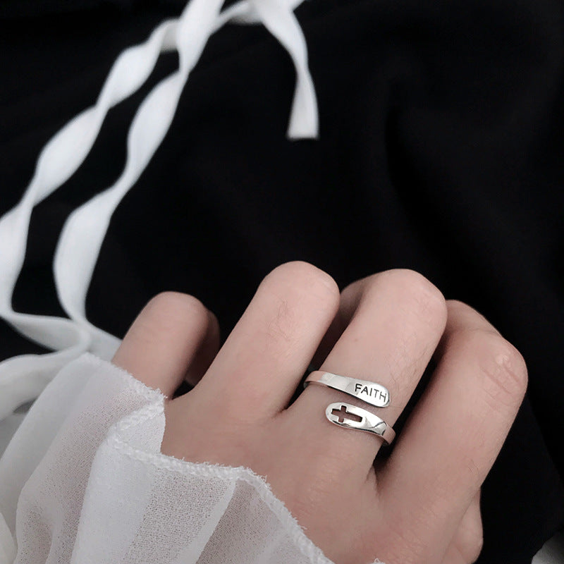 Anillo de creencia hueco con letras inglesas a la moda
